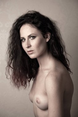 Esmer portre, ilginç bak, mistik bir atmosfer.