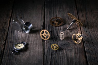 Eski saatler, gözler için Büyüteç'i; hareketleri - vites ahşap plakalar üzerinde dikkat et. İyi fikir vintage, zaman içinden.