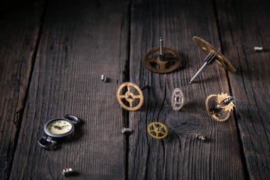 Eski saatler, clockwork - dişliler, vidalar, ahşap kurullarında. İyi fikir vintage, zaman içinden.