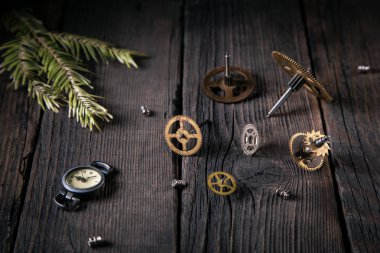 Eski saatler, clockwork - vites, vida, dal Noel ağacının ahşap kurullarında. İyi fikir vintage, zaman içinden.