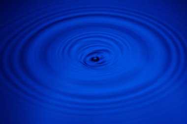 Closeup mavi dalga su halkaları makro, havuzu daire yansımalar. Arka plan iyi fikir.