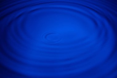 Closeup mavi dalga su halkaları makro, havuzu daire yansımalar. Arka plan iyi fikir.