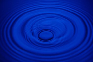 Closeup mavi dalga su halkaları makro, havuzu daire yansımalar. Arka plan iyi fikir.