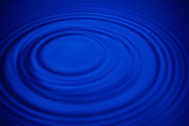 Closeup mavi dalga su halkaları makro, havuzu daire yansımalar. Arka plan iyi fikir.