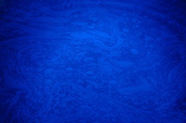 Su üzerinde vahşi bir alan petrol yapar gibi petrol, kirliliği, doğanın, arka tarafından oluşturulan inanılmaz desen.