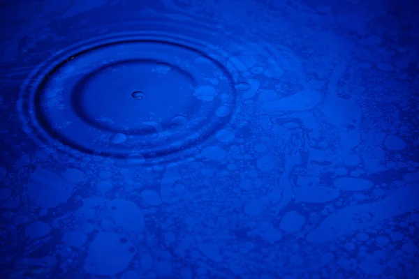 Closeup Blauwe Golf Water Olie Ruimte Patroon Ringen Cirkel Reflecties — Stockfoto