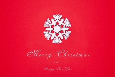 Beyaz, tatlı gingerbread, kar tanesi, kırmızı bir arka plan, Noel tatili ile selamlar, kış sembolü.