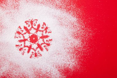 Beyaz, kar, şablon kar tanesi, krema şeker kırmızı bir arka plan üzerinde Tebrikler Noel tatil günlerinde tatlı kış sembolü.