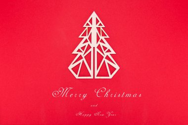 Kırmızı bir arka plan üzerinde ahşap Noel ağacı. Yeni Yılınız Kutlu Olsun.