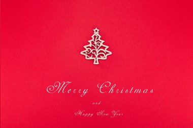 Kırmızı bir arka plan üzerinde ahşap Noel ağacı. Yeni Yılınız Kutlu Olsun.