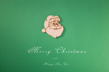 Bir neşeli Noel ağacı ve kar, tatil, aile beraberlik sembolü ile tebrik kartı. Yeni Yılınız Kutlu Olsun.