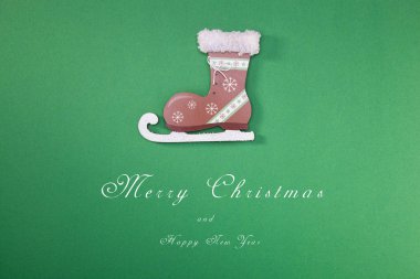 Bir neşeli Noel ağacı ve kar, tatil, aile beraberlik sembolü ile tebrik kartı. Yeni Yılınız Kutlu Olsun.