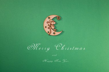 Bir neşeli Noel ağacı ve kar, tatil, aile beraberlik sembolü ile tebrik kartı. Yeni Yılınız Kutlu Olsun.