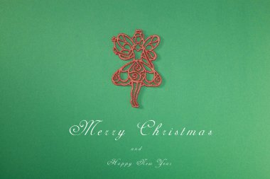 Bir neşeli Noel ağacı ve kar, tatil, aile beraberlik sembolü ile tebrik kartı. Yeni Yılınız Kutlu Olsun.