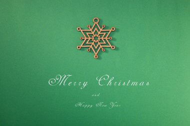 Bir neşeli Noel ağacı ve kar, tatil, aile beraberlik sembolü ile tebrik kartı. Yeni Yılınız Kutlu Olsun.