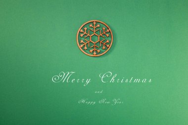 Bir neşeli Noel ağacı ve kar, tatil, aile beraberlik sembolü ile tebrik kartı. Yeni Yılınız Kutlu Olsun.