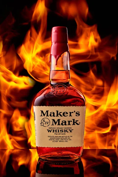 Bottle Maker Mark Whiskey Stands Glass Bar Top Background Fire — Stock Photo, Image