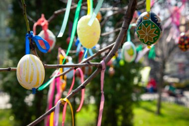 Hıristiyan tatil Paskalya, ağaçlar boyalı yumurta ile dekore edilmiş eski bir gelenektir.