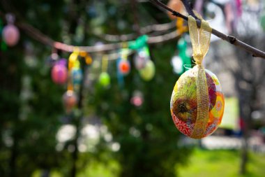 Hıristiyan tatil Paskalya, ağaçlar boyalı yumurta ile dekore edilmiş eski bir gelenektir.