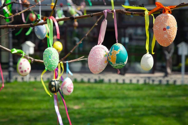 Christliche Feiertage Ostern Bäume Mit Bemalten Eiern Geschmückt Ist Eine — Stockfoto