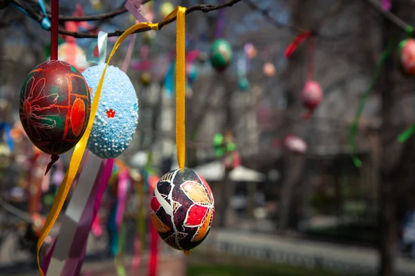 Christliche Feiertage Ostern Bäume Mit Bemalten Eiern Geschmückt Ist Eine — Stockfoto