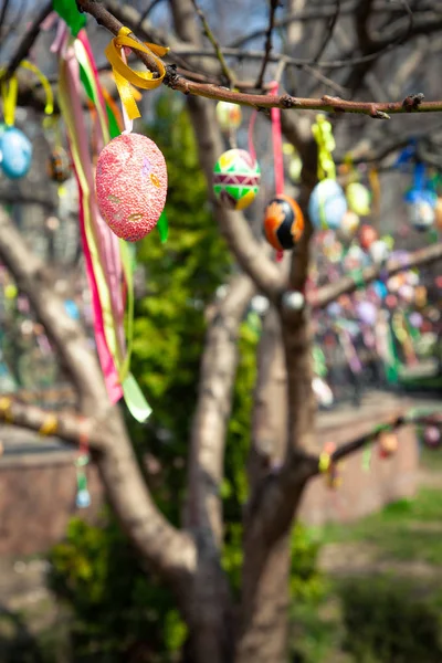 Christliche Feiertage Ostern Bäume Mit Bemalten Eiern Geschmückt Ist Eine — Stockfoto