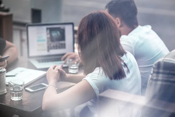 Vista Laterale Superiore Società Tre Uomini Affari Stanno Discutendo Tavola — Foto Stock