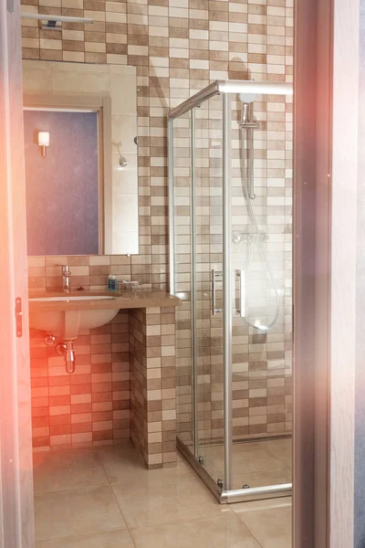 Banheiro Quarto Confortável Chuveiro Mosaicos Lavatório — Fotografia de Stock
