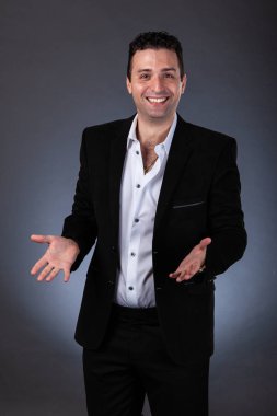 Bir adam bir klasik takım elbise ve beyaz gömlek duyguları ifade eder..