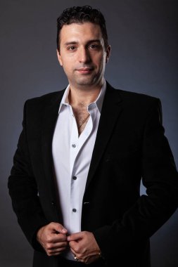 Bir adam bir klasik takım elbise ve beyaz gömlek duyguları ifade eder..