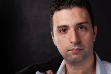 Bir adam bir klasik takım elbise ve beyaz gömlek duyguları ifade eder..