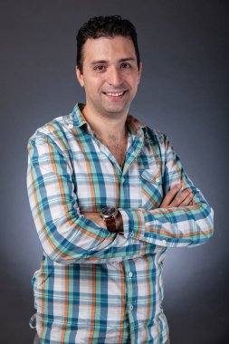 Gülümseyen, esmer, olumlu ruh, duygu, yaşam tarzı bir adam portresi.