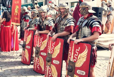 Odessa, Ukrayna - Mart 2018 Roma lejyon İmparatorluk askerleri eski zırh.