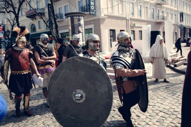 Odessa, Ukrayna - Mart 2018 Roma lejyon İmparatorluk askerleri eski zırh.
