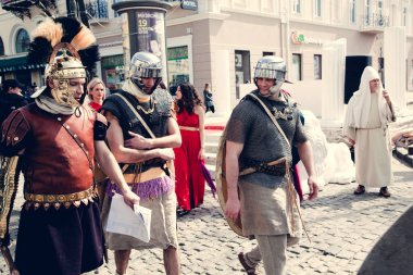 Odessa, Ukrayna - Mart 2018 Roma lejyon İmparatorluk askerleri eski zırh.