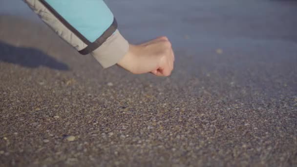 Roller Meisjes Handen Raken Koele Zeewater Het Strand Wanneer Golven — Stockvideo