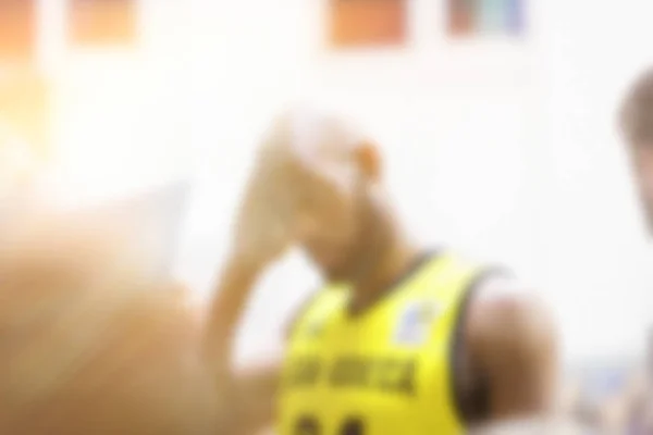 Niewyraźne tło koszykarzy w sądzie żółty i zielony graczy uniform. — Zdjęcie stockowe
