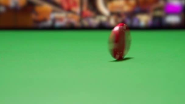 Tableslow の動きにポーカーチップの回転スピニング カジノゲームのテーマ — ストック動画
