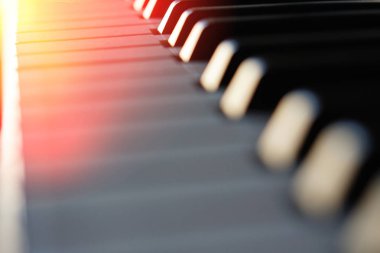 Güneş ışınları makro elektronik synthesizer piyano klavye.