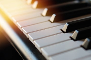 Güneş ışınları makro elektronik synthesizer piyano klavye.