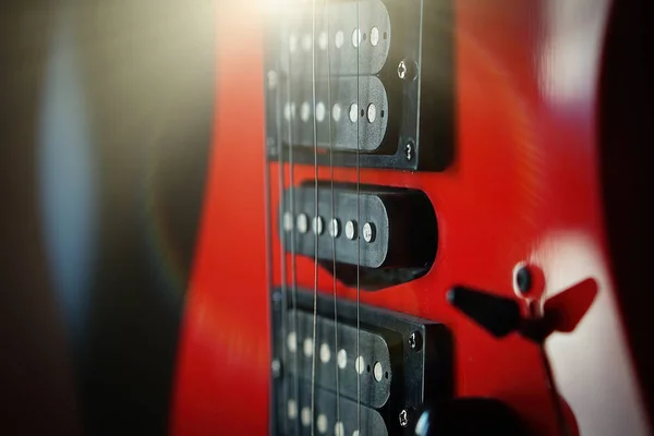 Close-up elektrische gitaar zonnestralen muzikale kaart. — Stockfoto