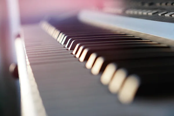 Πληκτρολόγιο συνθεσάιζερ πιάνο σε μακροεντολή ακτίνες του ήλιου. — Φωτογραφία Αρχείου