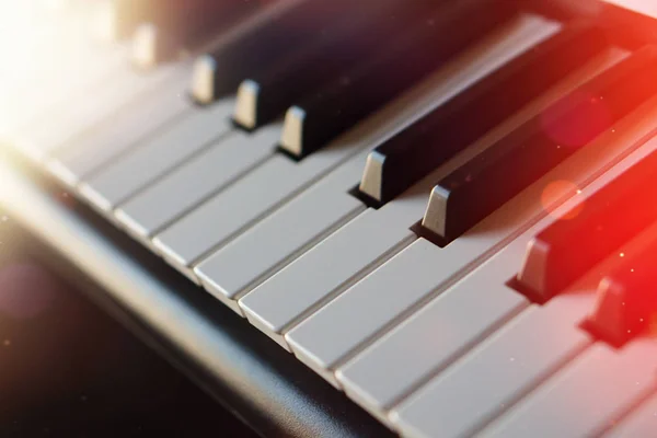 Πληκτρολόγιο συνθεσάιζερ πιάνο σε μακροεντολή ακτίνες του ήλιου. — Φωτογραφία Αρχείου