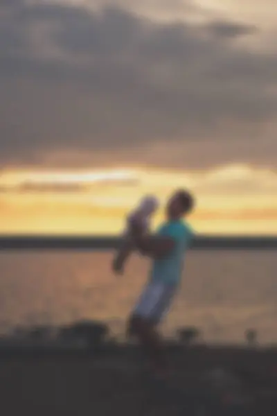 흐리게-젊은 아버지와는 호수에 석양에 그의 딸. — 스톡 사진