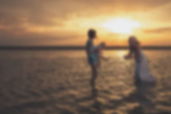 흐리게-젊은 여성 동성애 레즈비언 가족 일몰에 호수에. — 스톡 사진