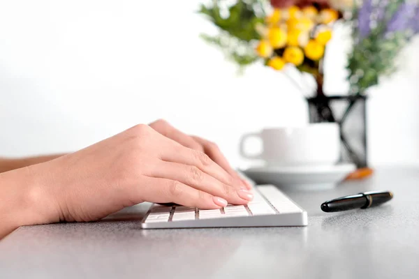 Primo piano video di mani femminili, digitando sulla tastiera PS, al tavolo in ufficio . — Foto Stock