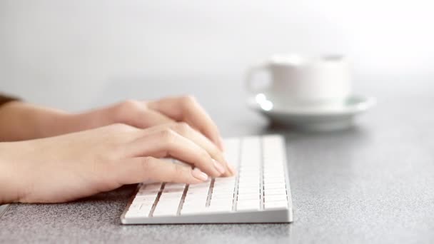 特写镜头视频的女性手 键盘上打字 在办公室的桌子上 一杯咖啡的背景 — 图库视频影像