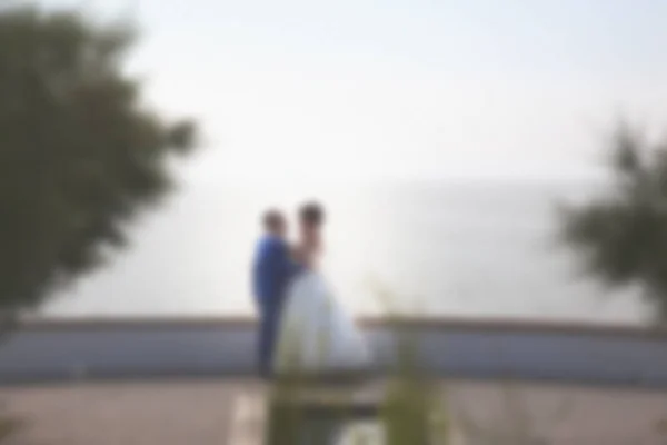 Image floue fond mariage thème sur la plage, talus jeune couple . — Photo