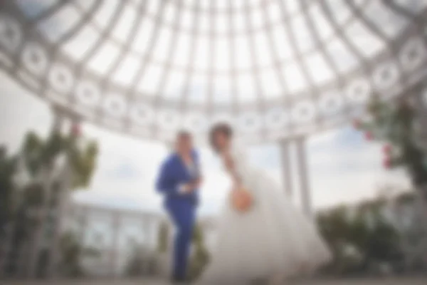 Imagem borrada fundo casamento tema na praia, dique jovem casal . — Fotografia de Stock