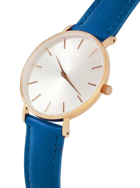 Mulheres clássicas relógio de ouro mostrador branco, pulseira de couro azul isolar fundo branco — Fotografia de Stock